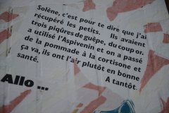 affiche collée sur un volet