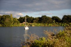 voilier au milieu d’une anse