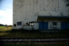 voie ferrée au pied d’un entrepôt
