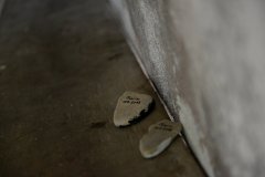 galets sur une planche en bois