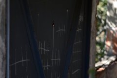 marquages sur une porte en métal