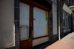 vitrine de boutique fermée